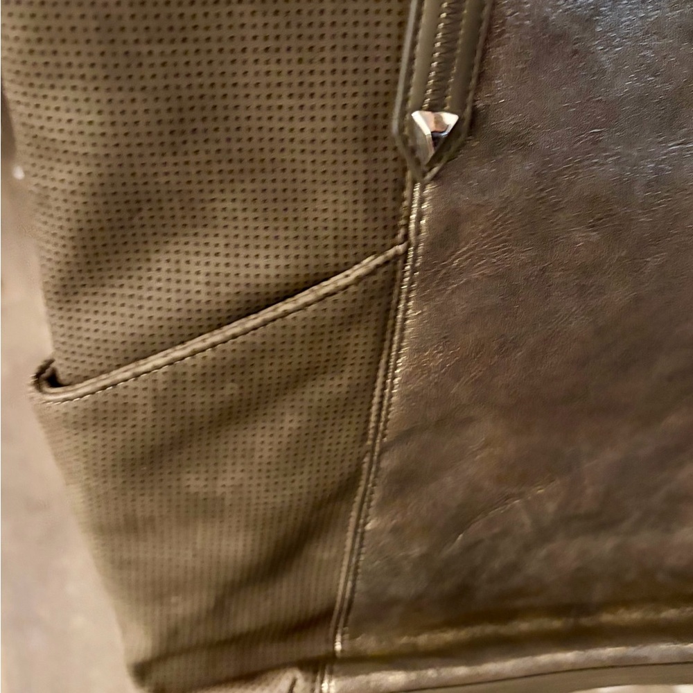 Vegan Leather Metallic Tote Bag w/Zipper Top - NWOT - Picture 3 of 6